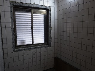 リフォーム中の解体後の浴室の窓