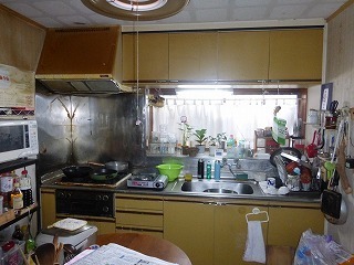 リフォーム前の台所とシステムキッチン