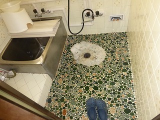 リフォーム前の浴室と床のタイル