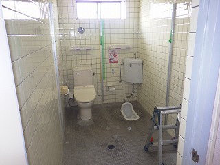 パーテーションを撤去したリフォーム中の女子トイレ