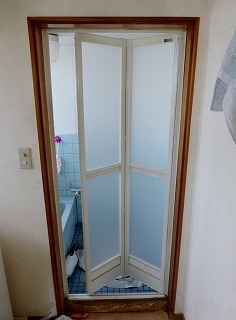 リフォーム後の浴室の折れ戸