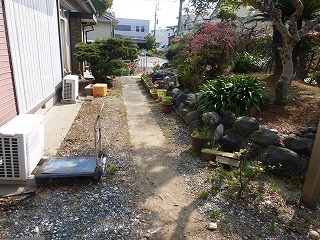 手すりの取付けリフォーム前の庭の通路