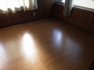 貼り替えリフォーム後の洋室の床