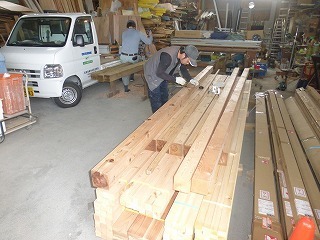 増築用の材木の加工中