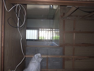 リフォーム中の開口した居間の物入れの壁と天井