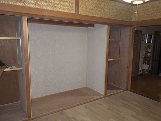 リフォーム中の和室の押入れと完成した床