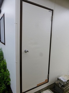 取替えリフォーム前の物置のドア
