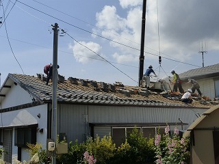 葺き替えリフォーム中の屋根