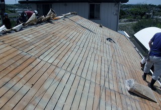 葺き替えリフォーム中の屋根