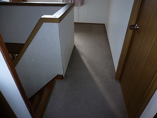 貼り替えリフォーム前の廊下の床