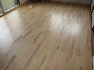 リフォーム後のフローリングになった和室の床