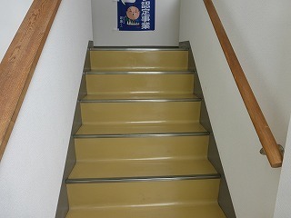 貼り替えリフォーム前の階段の床