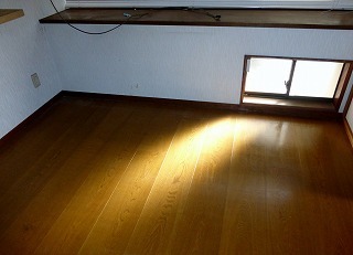 リフォーム前の元リビングの床と出窓の天板