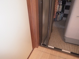 リフォーム後の浴室ドアの木枠