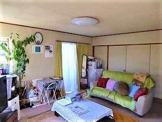 リビングのクロスの貼り替えリフォーム前
