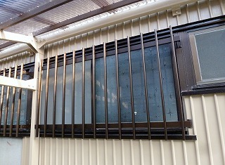 面格子を取付けた窓