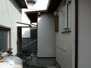 裏に増築した寝室部分