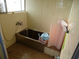 全面タイル貼りの古いお風呂