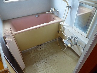 リフォーム前の2階のユニットバスの浴室