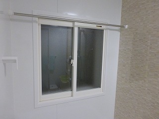 リフォーム後の内窓をつけた浴室の窓