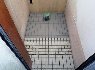 リフォーム中のトイレの床と壁