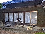 取り替えリフォーム前の母屋の木製の掃き出し窓