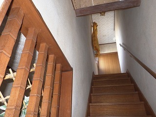 階段の天井の貼り替えリフォームの前