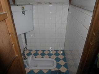 リフォーム前の狭い和式のトイレ
