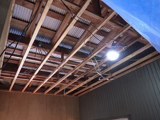 リフォーム中の倉庫の天井