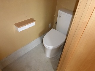 新設リフォームしたトイレの中