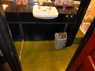 リフォーム前の店舗のトイレの手洗器