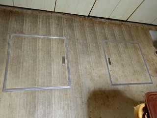 取り替えリフォーム前の台所の二つの床下収納庫