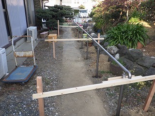 手すりの取付けリフォーム中の庭の通路