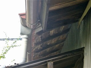 リフォーム前の垂木が腐っている屋根