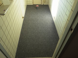 床に長尺シートを貼ったリフォーム中のトイレ