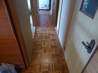 貼り替えリフォーム前の廊下の床