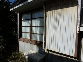 取替えリフォーム前の木製の窓と雨戸。