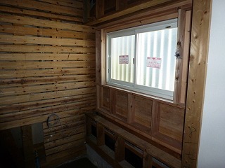 リフォーム中の窓の取替えが完了した浴室