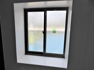 内窓を取り付けリフォーム前の浴室の窓
