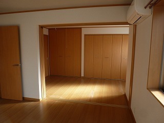 二部屋続きの洋室