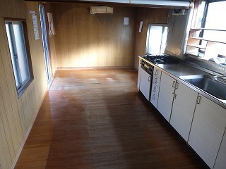 リフォーム前の台所の床とシステムキッチン