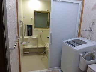 リフォームが完成した浴室と洗面所