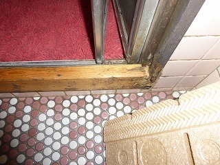 リフォーム前の浴室折れ戸と水止め