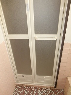 浴室内から見たリフォーム後の浴室折れ戸