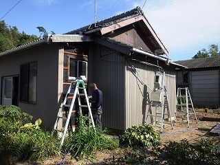 外壁トタンの貼り替えリフォーム中