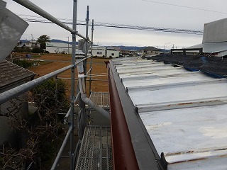 リフォーム後の桟葺の屋根の軒先
