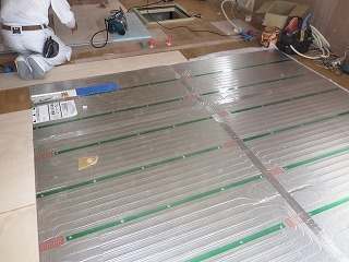 リフォーム中の床暖房パネル