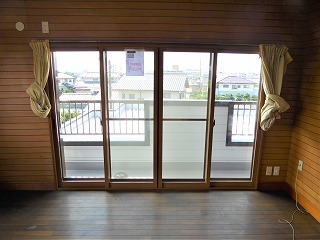 洋室の掃き出し窓に内窓の取り付けリフォーム後