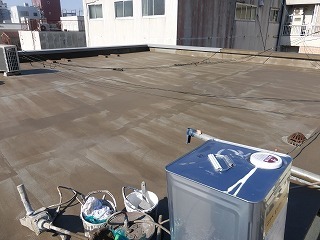 防水塗装の下塗りリフォーム中の屋上