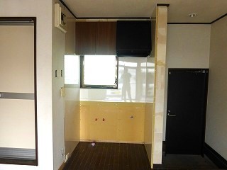 取替えリフォーム中のキッチンセット
